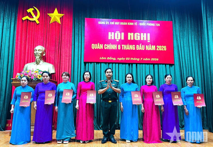 Thượng tá Đỗ Văn Tráng, Bí thư Đảng ủy, Phó đoàn trưởng Đoàn Kinh tế - Quốc phòng 726 trao quyết định nâng bậc lương, chuyển nhóm lương CNVCQP, LĐHĐ năm 2026.