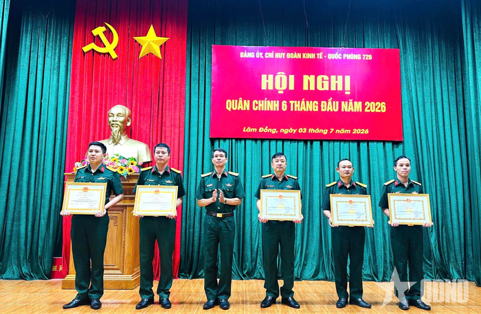 Thượng tá Nguyễn Văn Huệ, Phó bí thư Đảng ủy, Phụ trách Đoàn Kinh tế - Quốc phòng trao thưởng các tập thể có thành tích xuất sắc trong các đợt thi đua cao điểm sáu tháng đầu năm 2026