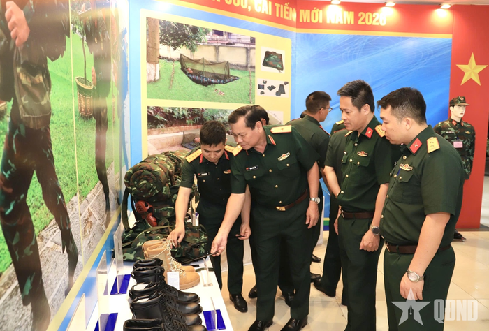 Các đại biểu tham quan các sản phẩm quân trang trưng bày tại hội nghị.