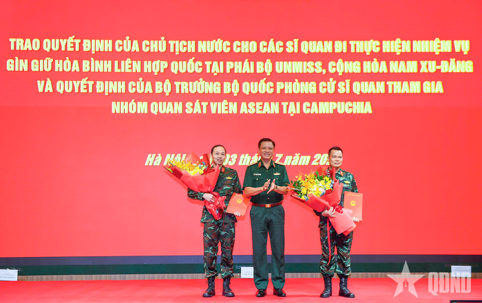  Thượng tướng Nguyễn Trường Thắng trao Quyết định của Bộ Quốc phòng cử 2 sĩ quan tham gia Nhóm Quan sát viên ASEAN tại Campuchia. 