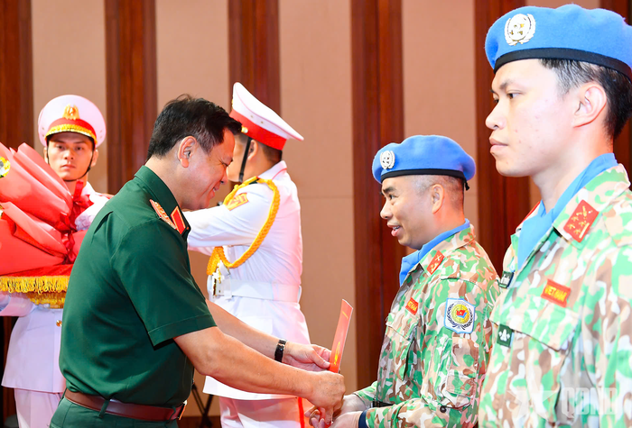 Thượng tá Lương Trường Vinh vinh dự được nhận Quyết định của Chủ tịch nước cử tới Phái bộ UNMISS tham gia hoạt động GGHB LHQ ở vị trí cấp cao. 