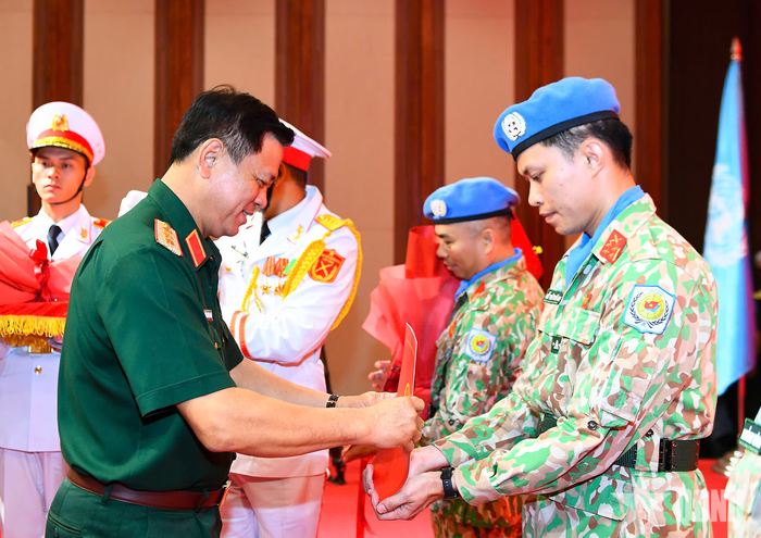  Thượng tướng Nguyễn Trường Thắng trao Quyết định của Chủ tịch nước cho các sĩ quan. 
