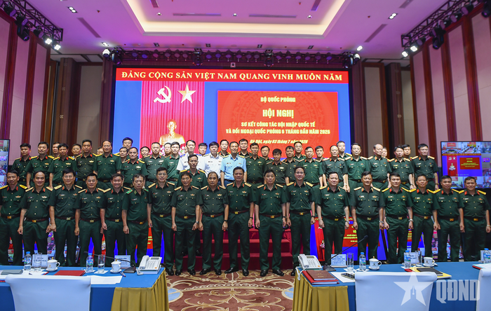  Thượng tướng Nguyễn Trường Thắng cùng các đại biểu. 