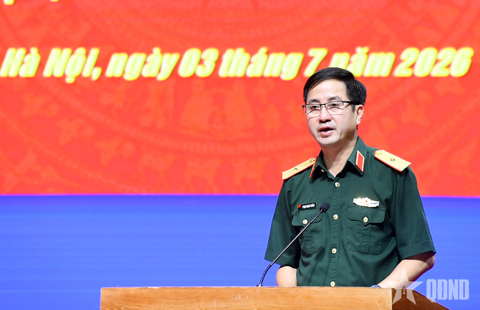 Thiếu tướng Phạm Mạnh Thắng, Cục trưởng Cục Gìn giữ hòa bình Việt Nam báo cáo tại Hội nghị. 