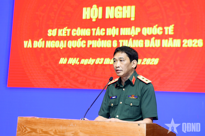 Trung tướng Vũ Thành Văn, Cục trưởng Cục Đối ngoại đọc báo cáo trung tâm. 