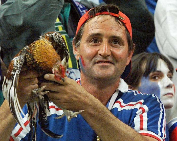 Máy quay ghi lại hình ảnh ông Clément Tomaszewski và chú gà trống Balthazar trong đám đông tại trận chung kết World Cup 1998. Ảnh: Getty Images.
