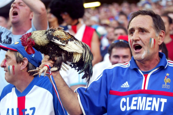  Ông Clément Tomaszewski và chú gà Balthazar tham dự Euro 2004. Ảnh: Getty Images