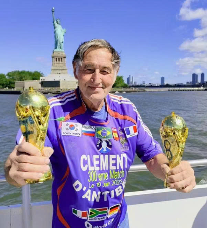 Ông Clément Tomaszewski đứng trước Tượng Nữ thần Tự do khi tới New York, Mỹ để xem các trận thi đấu của đội tuyển Pháp tại World Cup 2026. Ảnh: Le Monde