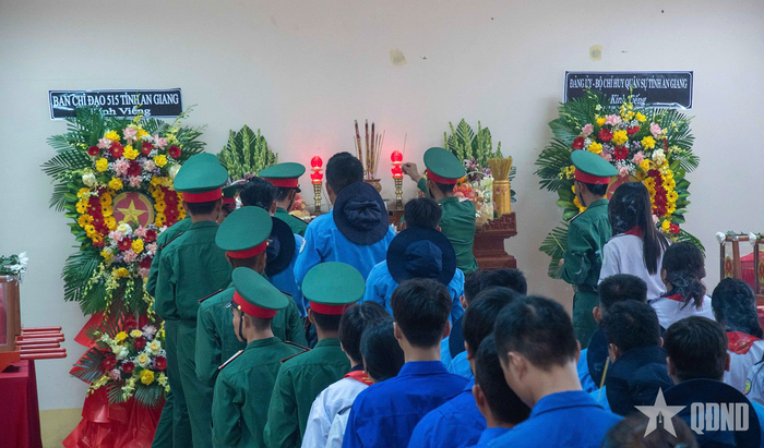 Lãnh đạo Bộ CHQS tỉnh, đại biểu các sở, ban, ngành, địa phương cùng cán bộ, chiến sĩ Đội K93 đã thành kính dâng hoa, dâng hương, dành phút mặc niệm tưởng nhớ và bày tỏ lòng biết ơn sâu sắc đối với các anh hùng liệt sĩ.