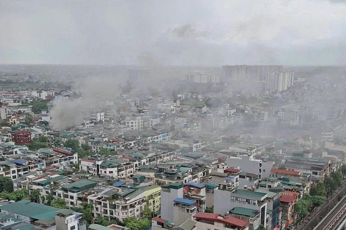  Khói từ đám cháy bốc cao, có thể nhìn thấy từ xa. 
