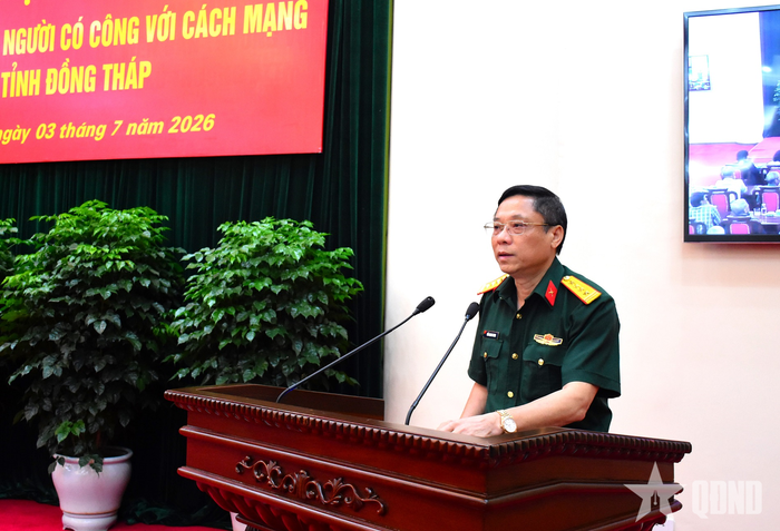 Đại tá Trần Quang Thanh phát biểu chúc mừng đoàn đại biểu người có công với cách mạng tỉnh Đồng Tháp.