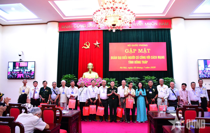 Trao quà của Bộ Quốc phòng tặng các đại biểu người có công với cách mạng tỉnh Đồng Tháp.