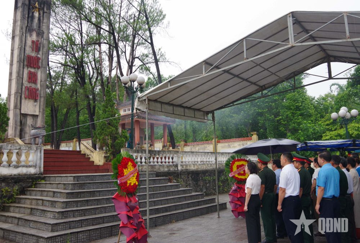 Toàn cảnh lễ dâng hương, dâng hoa tại Nghĩa trang Liệt sĩ Thủy Bằng.