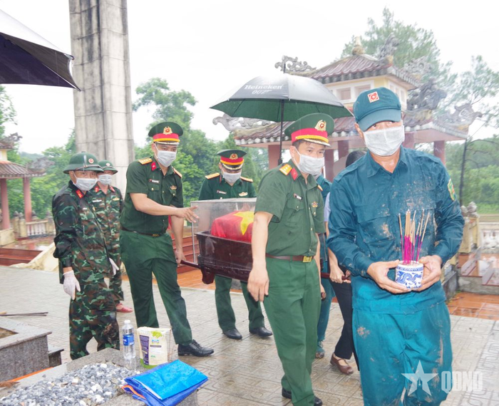 Công tác lấy mẫu được thực hiện trang nghiêm, chu đáo.
