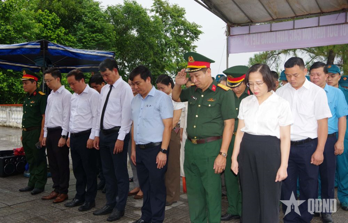 Đại biểu dành phút mặc niệm tưởng nhớ các anh hùng liệt sĩ.