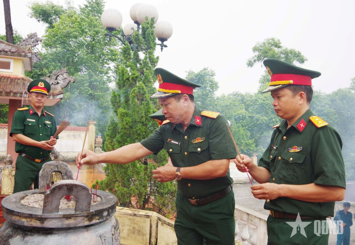 Đại biểu dâng hương, dâng hoa tưởng nhớ các anh hùng liệt sĩ.