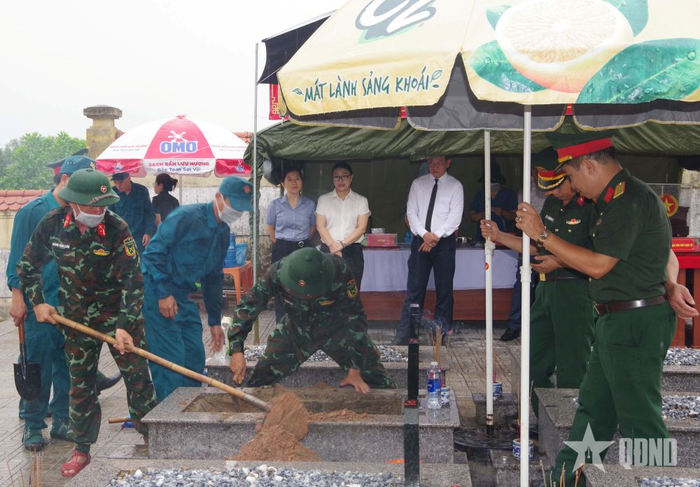 Lực lượng chuyên trách khai quật các phần mộ để lấy mẫu sinh phẩm.