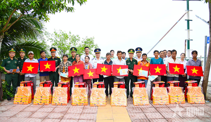  Đại diện Vùng Cảnh sát biển 3 và các đơn vị đồng hành tặng quà ngư dân. 