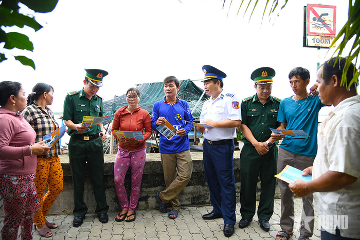 Tuyên truyền pháp luật cho ngư dân. 