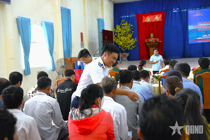 Phát tài liệu tuyên truyền pháp luật cho ngư dân. 