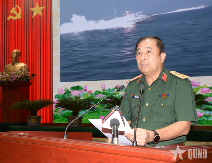 Thượng tướng Phùng Sĩ Tấn, Phó tổng Tham mưu trưởng báo cáo tại hội nghị. 