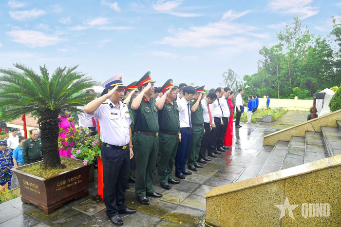 Các đại biểu tham dự Lễ dâng hương tưởng niệm các anh hùng liệt sĩ.
