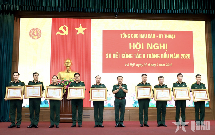 Các tập thể, cá nhân của Tổng cục Hậu cần - Kỹ thuật nhận bằng khen của Thủ tướng Chính phủ tại hội nghị.