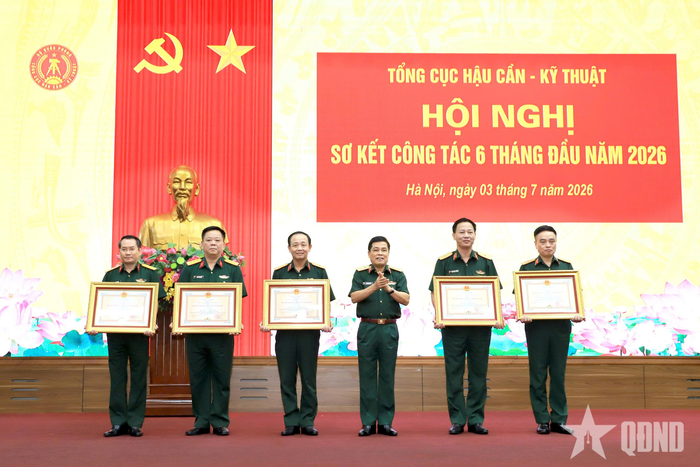 Các tập thể, cá nhân của Tổng cục Hậu cần - Kỹ thuật nhận Huân chương Bảo vệ Tổ quốc tại hội nghị.