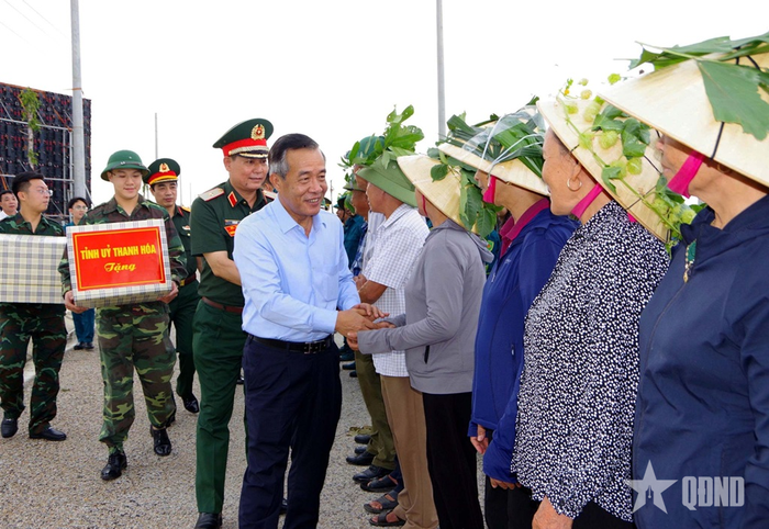 Đồng chí Lê Đức Thái, Ủy viên Trung ương Đảng, Bí thư Tỉnh ủy, Trưởng ban Chỉ đạo diễn tập tỉnh Thanh Hóa động viên lực lượng tham gia diễn tập. 