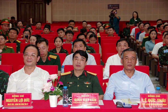 Các đại biểu tham dự chỉ đạo diễn tập. 