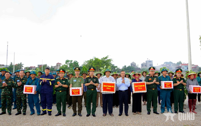 Đồng chí Lê Đức Thái, Ủy viên Trung ương Đảng, Bí thư Tỉnh ủy, Trưởng ban Chỉ đạo diễn tập tỉnh Thanh Hóa tặng quà các lực lượng tham gia diễn tập. 