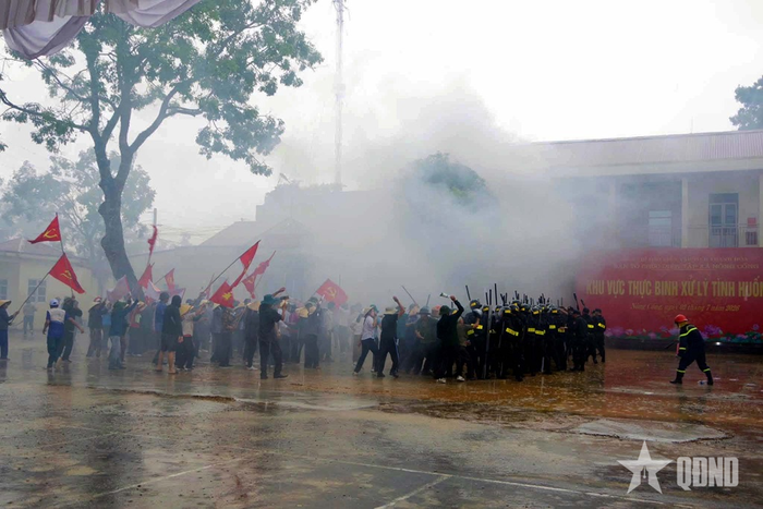 Hình ảnh diễn tập xử lý tình huống A2 tại thôn Trường Quang, xã Nông Cống. 