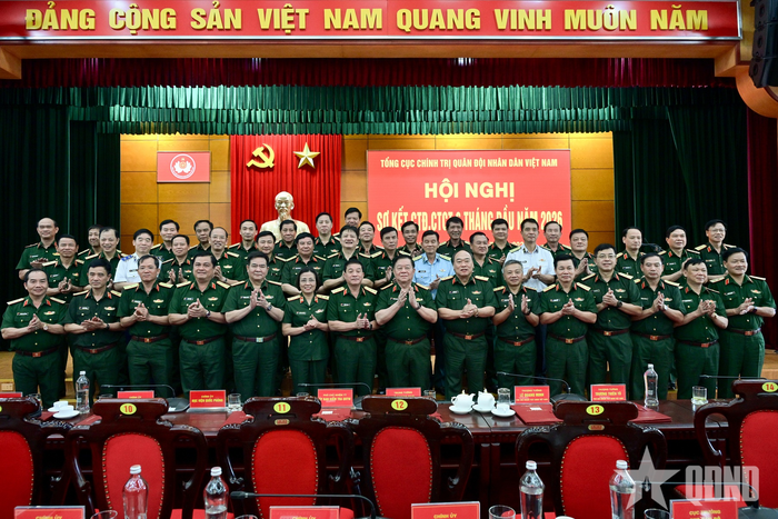  Các đại biểu dự hội nghị chụp ảnh chung.