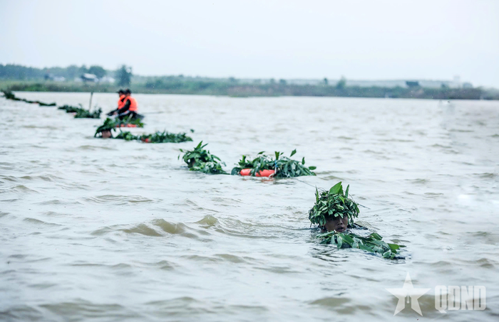 Trung đội 1, Đại đội Bộ binh 10, Ban chỉ huy Phòng thủ khu vực 4 - Tân Thạnh vượt vật cản nước, đánh chiếm bàn đạp theo kế hoạch tác chiến. 