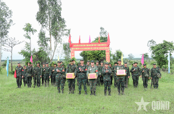 Đại tá Nguyễn Thành Đạt trao quà động viên các lực lượng tham gia diễn tập.