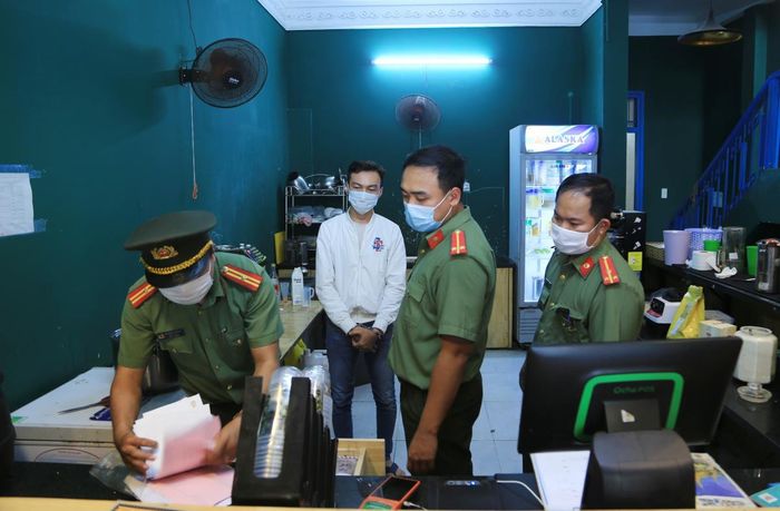 Cơ quan An ninh điều tra Công an TP Đà Nẵng bắt giữ, khám xét nơi ở một đối tượng tổ chức cho người khác nhập cảnh trái phép vào Việt Nam.