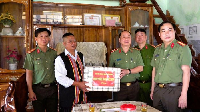 Lãnh đạo Công an TP Đà Nẵng thăm hỏi người có uy tín trong đồng bào dân tộc thiểu số, xây dựng vững chắc thế trận an ninh nhân dân.