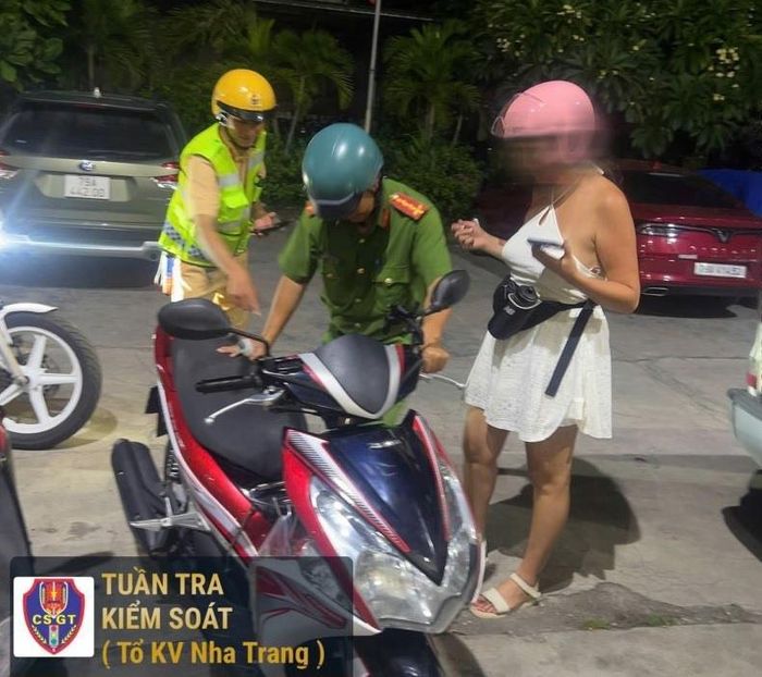 Lực lượng Công an tỉnh Khánh Hòa tuần tra, xử lý người nước ngoài vi phạm Luật TTATGT.