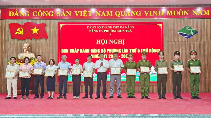 Đảng ủy phường Sơn Trà đã khen thưởng các tập thể và cá nhân có thành tích xuất sắc.