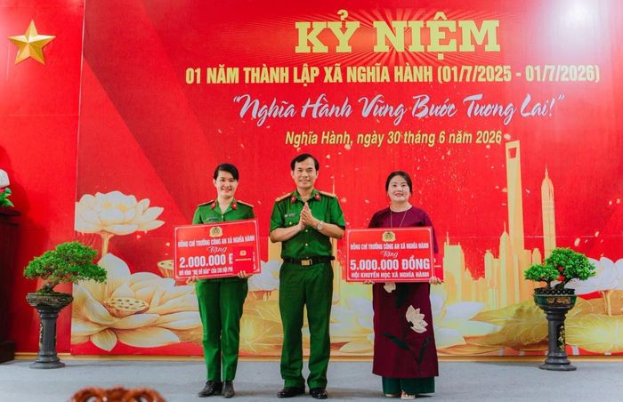 Thượng tá Trần Văn Hảo trao số tiền 7 triệu đồng cho đại diện Hội khuyến học xã và Chi hội Phụ nữ Công an xã.