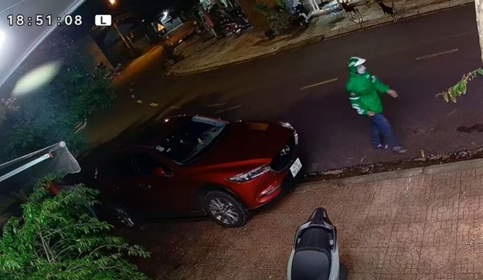 Hình ảnh nghi phạm ngay trước thời điểm gây án. Ảnh cắt từ clip camera giám sát
