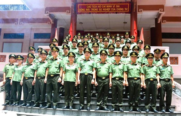 Đoàn công tác chụp hình lưu niệm tại Khu di tích lịch sử An ninh Khu V.