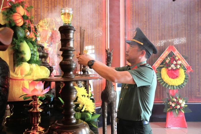 Đại tá Nguyễn Đại Đồng - Phó Giám đốc Công an thành phố dâng hoa, dâng hương tại Khu di tích lịch sử An ninh Khu V.