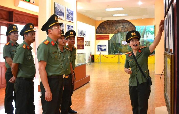 Các đại biểu nghe thuyết trình về các hiện vật, tư liệu tại Khu di tích lịch sử An ninh Khu V.