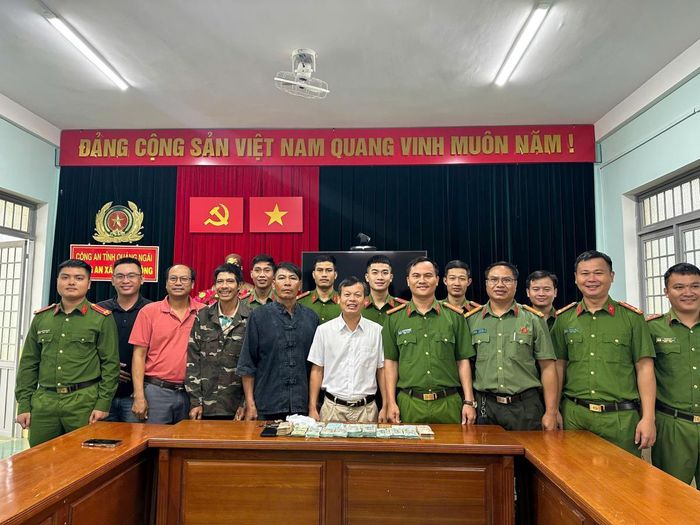 Bàn giao ông Phạm Văn Toán cho gia đình sau nhiều ngày đi lạc