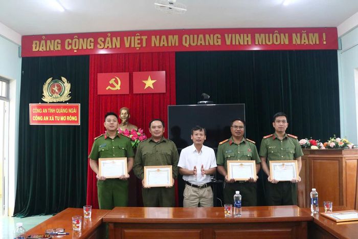 Đ/c Trần Quốc Huy Chủ tịch UBND xã đã quyết định thưởng nóng cho các tập thể và cá nhân