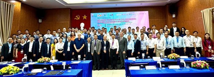 Các đại biểu trong nước và quốc tế chụp ảnh lưu niệm tại hội thảo.