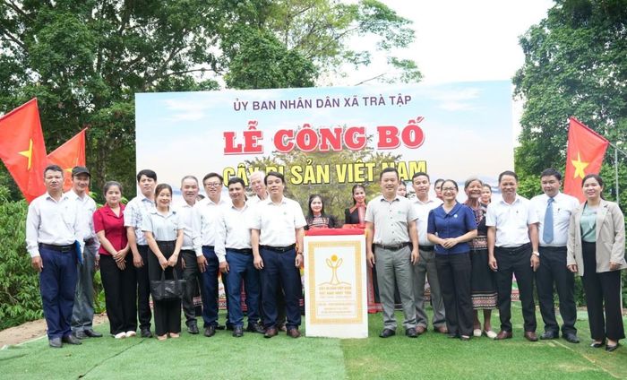 Các đại biểu chụp hình lưu niệm tại Lễ Công bố cây đa di sản.