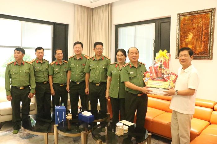 Đoàn công tác Công an TP thăm, tặng quà Thượng tướng Nguyễn Văn Sơn