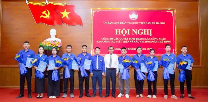 Lãnh đạo Ủy ban MTTQ Việt Nam xã trao quyết định thành lập, công nhận Ban Công tác Mặt trận, Chi hội Cựu chiến binh, Chi hội Phụ nữ, Chi hội Nông dân và Chi đoàn Thanh niên và các đồng chí được giao nhiệm vụ.